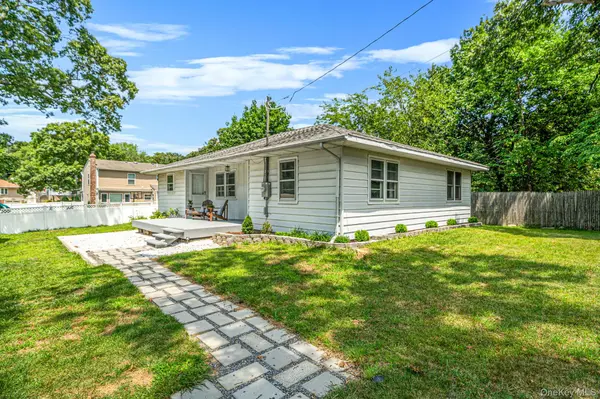 15 Oceanview AVE, Farmingville, NY 11738
