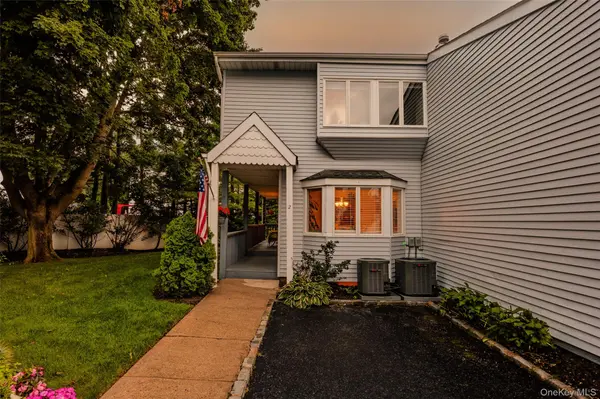 2 Windsor CT, Amityville, NY 11701