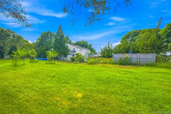 8 High Meadow LN, Jamesport, NY 11947
