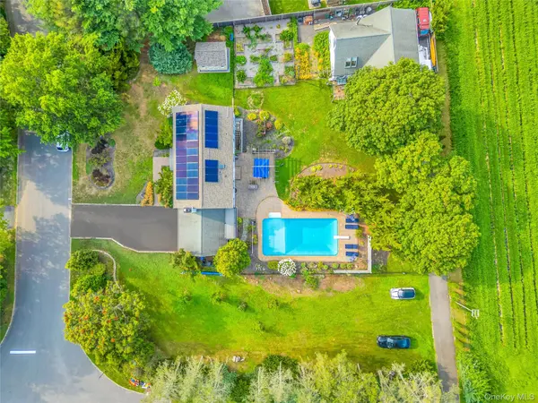 8 High Meadow LN, Jamesport, NY 11947
