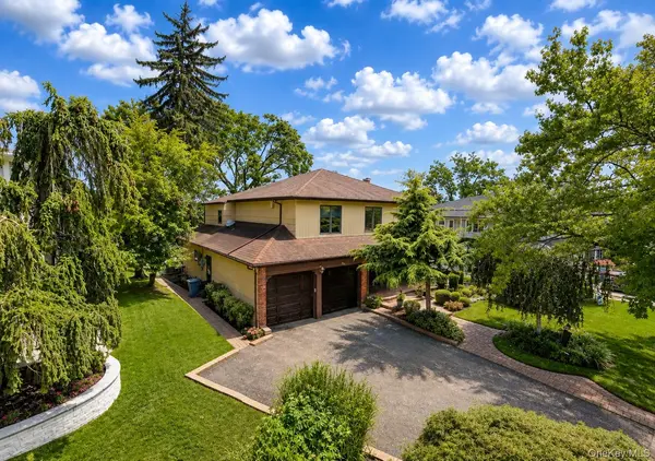 26 Knolls DR, Manhasset Hills, NY 11040