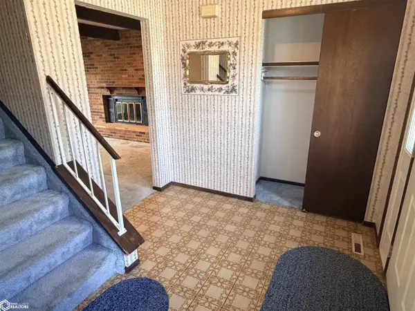 1302 Hilltop LN, Fairfield, IA 52556