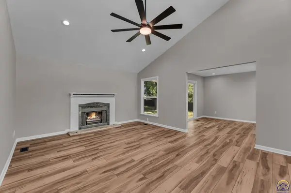 5328 NW Green Hills RD, Topeka, KS 66618