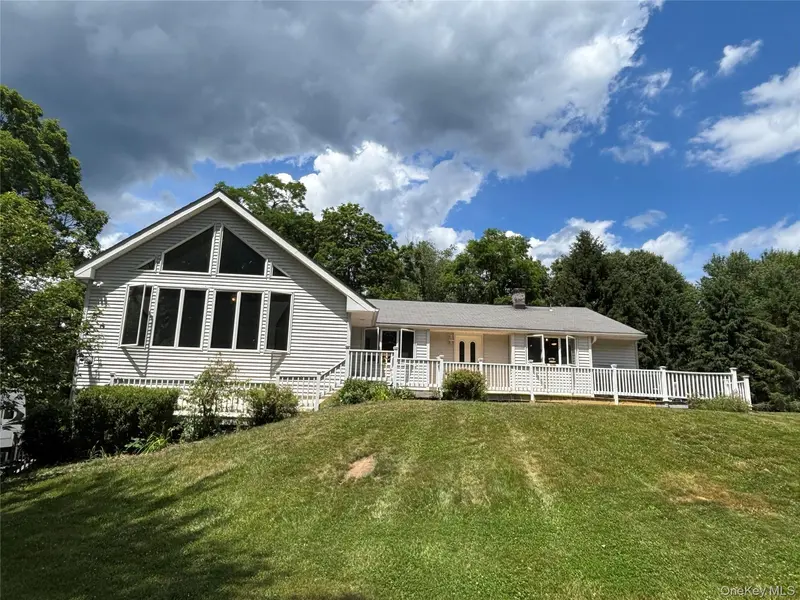 8 Trillium RD, Pleasant Valley, NY 12569