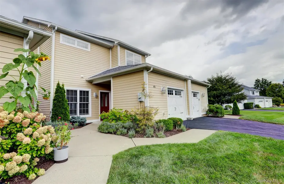 415 Gardenia DR, Rhinebeck, NY 12572