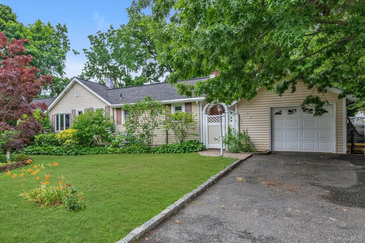 81 Union AVE, Amityville, NY 11701