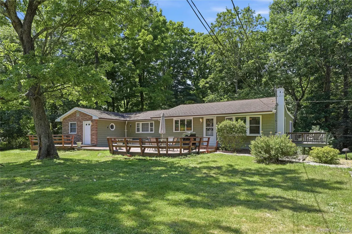 23 Leggett RD, Chatham, NY 12075