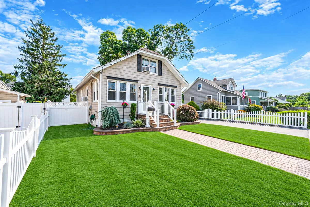 14 Andrew AVE, Islip Terrace, NY 11752