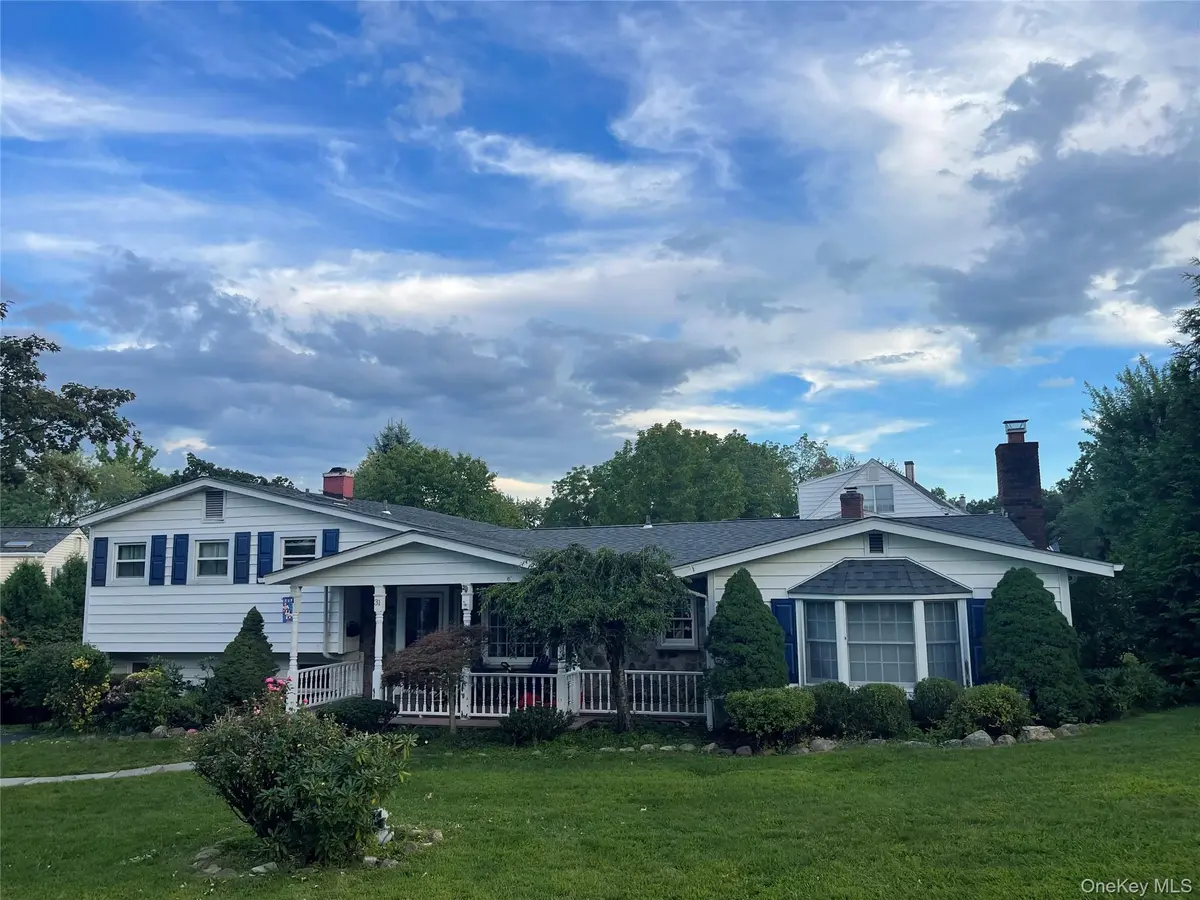31 Cypress LN, Orangeburg, NY 10962