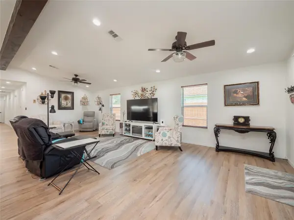 614 W 3rd ST, Mcgregor, TX 76657