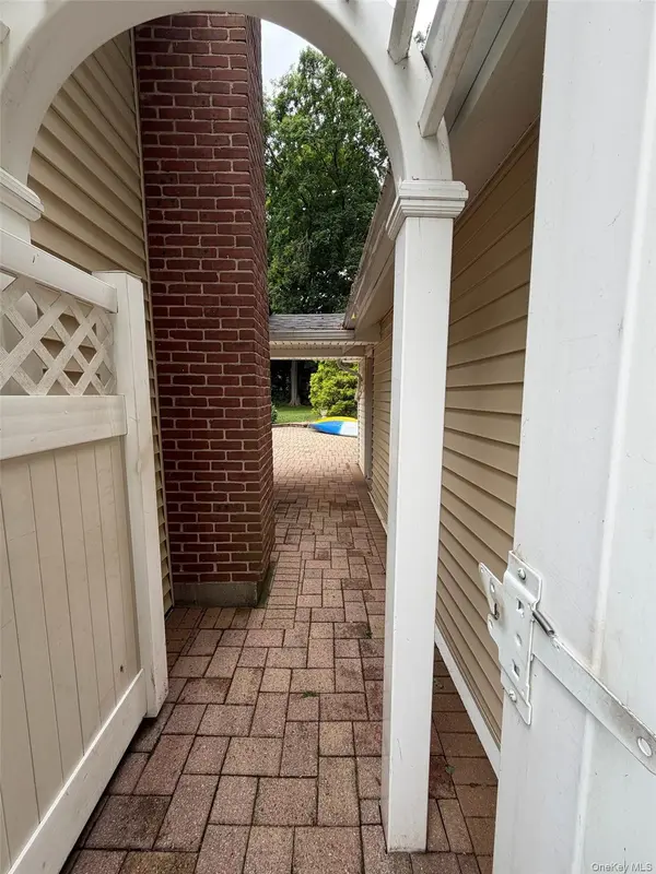 81 Union AVE, Amityville, NY 11701