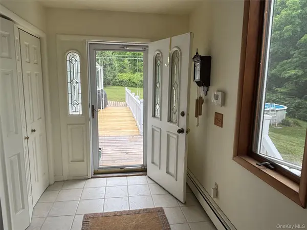 8 Trillium RD, Pleasant Valley, NY 12569