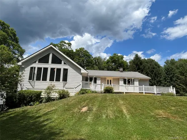 8 Trillium RD, Pleasant Valley, NY 12569