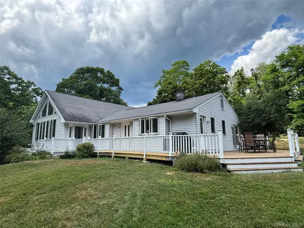 8 Trillium RD, Pleasant Valley, NY 12569