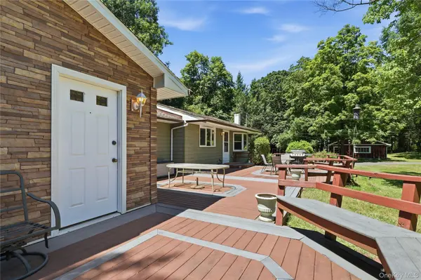 23 Leggett RD, Chatham, NY 12075