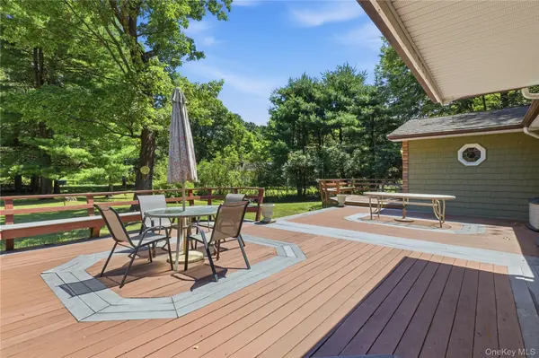 23 Leggett RD, Chatham, NY 12075