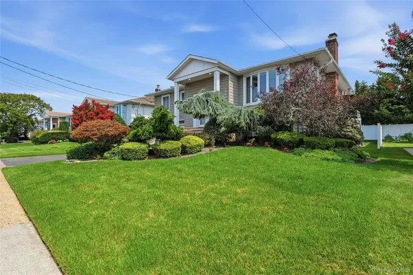 3165 Clubhouse RD, Merrick, NY 11566