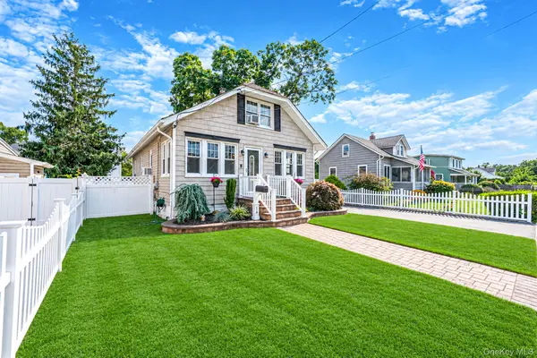 14 Andrew AVE, Islip Terrace, NY 11752