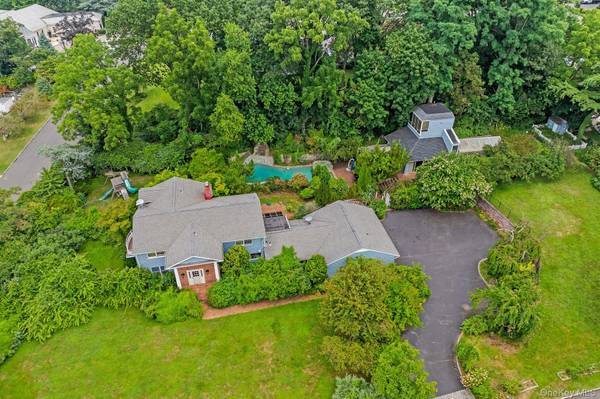 13 Whitney CIR, Glen Cove, NY 11542