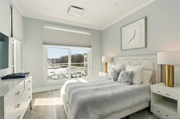100 Garvies Point RD #1324, Glen Cove, NY 11542
