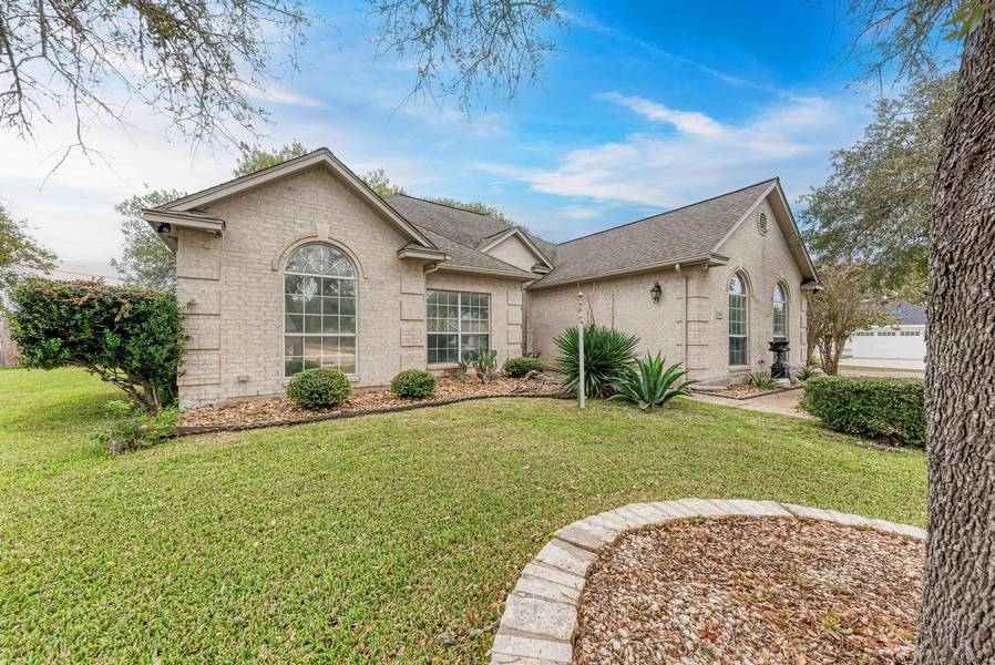 1610 Meadow LN, Lockhart, TX 78644