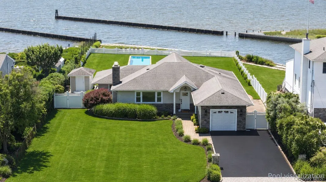 40 Laura Lee DR, Center Moriches, NY 11934