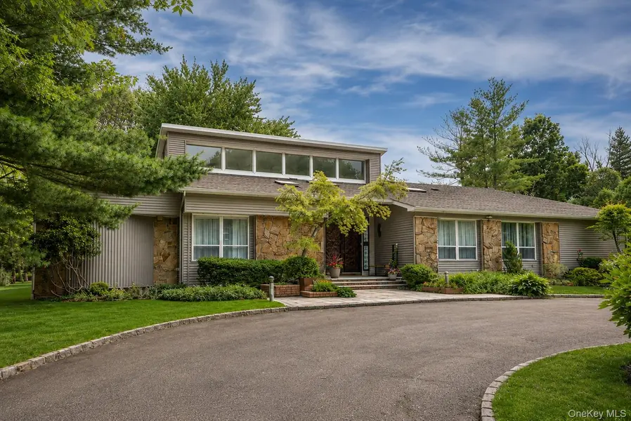 27 Windemere WAY, Woodbury, NY 11797