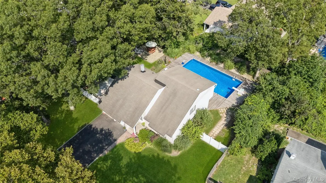 27 Sugarbush LN, Coram, NY 11727