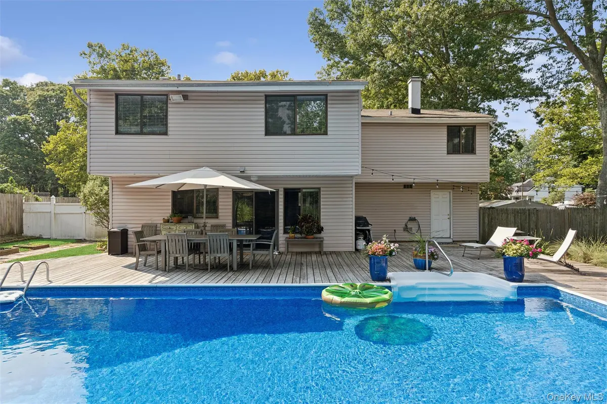 27 Sugarbush LN, Coram, NY 11727