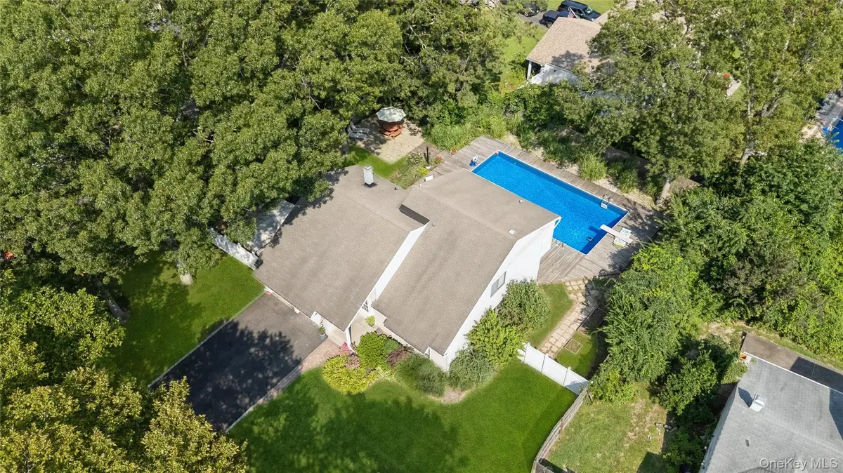 27 Sugarbush LN, Coram, NY 11727