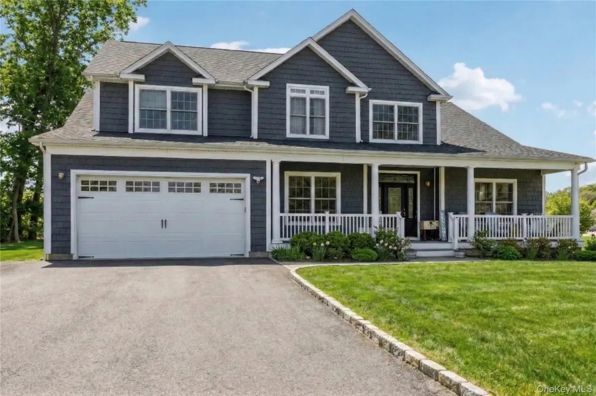 9 Saber LN, Kings Park, NY 11754