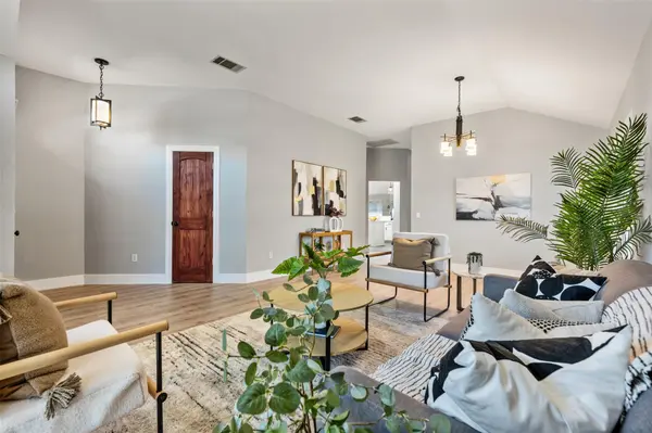 8009 Nairn DR, Austin, TX 78749