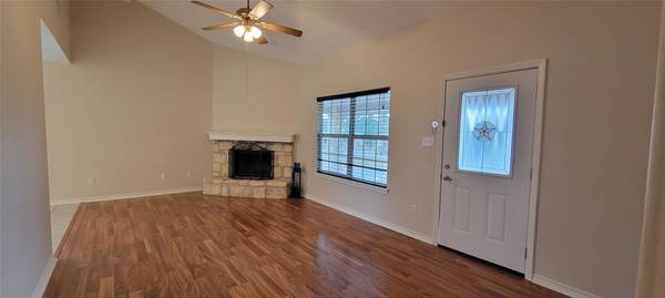 195 Cardinal DR, Paige, TX 78659
