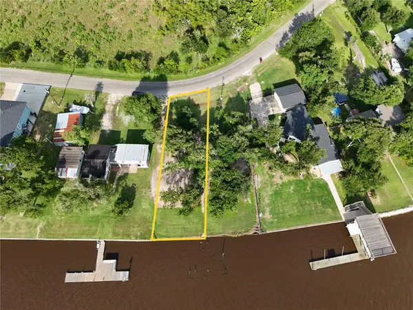 1828 Creekside DR, Sargent, TX 77414