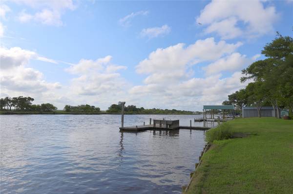 1828 Creekside DR, Sargent, TX 77414
