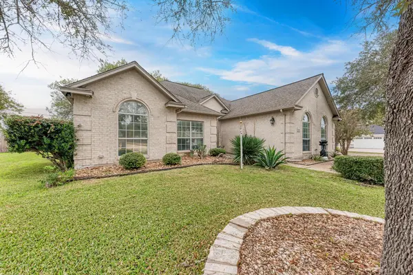 1610 Meadow LN, Lockhart, TX 78644