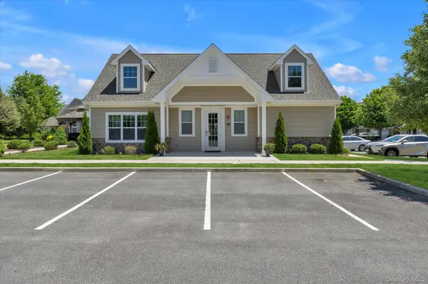 160 Christine DR, Dix Hills, NY 11746