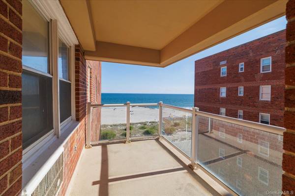 370 W Broadway #5W, Long Beach, NY 11561