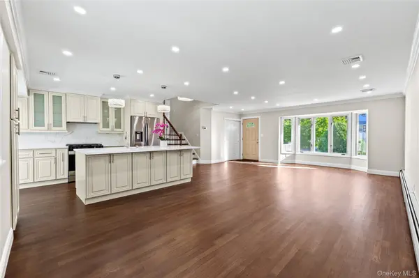 17 Wren DR, Woodbury, NY 11797