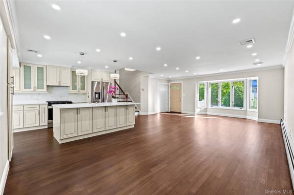 17 Wren DR, Woodbury, NY 11797