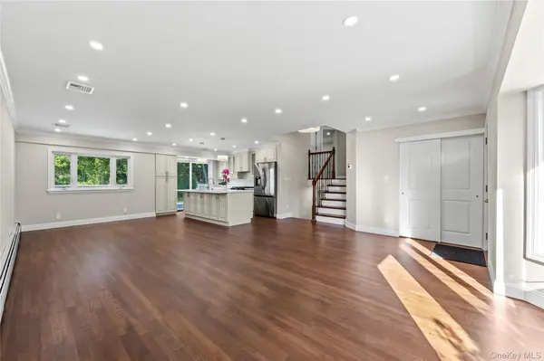 17 Wren DR, Woodbury, NY 11797