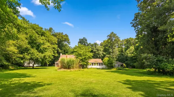 10 Eagle DR, Ridge, NY 11961