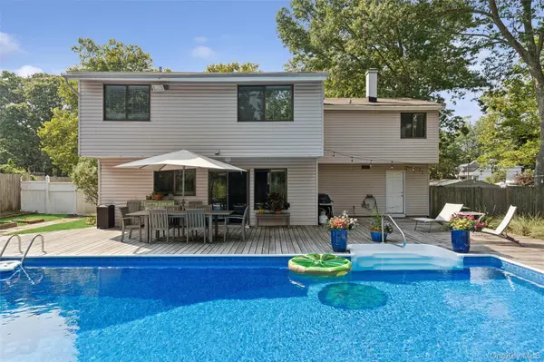 27 Sugarbush LN, Coram, NY 11727