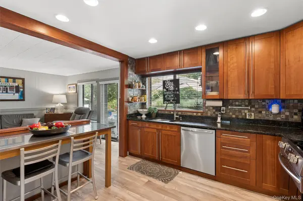 27 Sugarbush LN, Coram, NY 11727