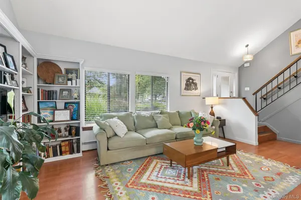 27 Sugarbush LN, Coram, NY 11727