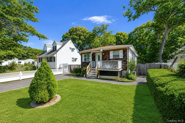 166 Auborn AVE, Shirley, NY 11967