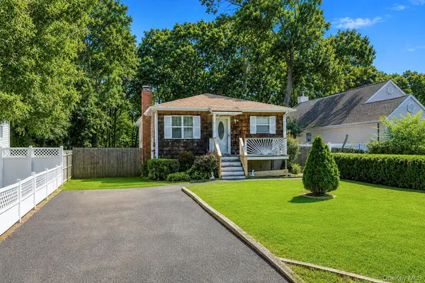 166 Auborn AVE, Shirley, NY 11967