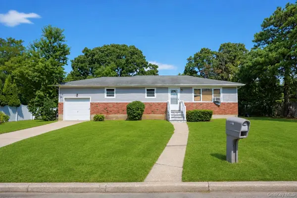 334 Robbins ST, Lindenhurst, NY 11757