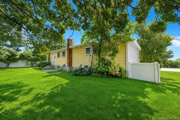 334 Robbins ST, Lindenhurst, NY 11757