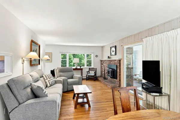87 Jagger LN, Westhampton, NY 11977